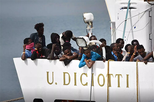 migrantes a bordo del barco Diciotti Los migrantes a bordo del barco Diciotti esperan una solución “europea”